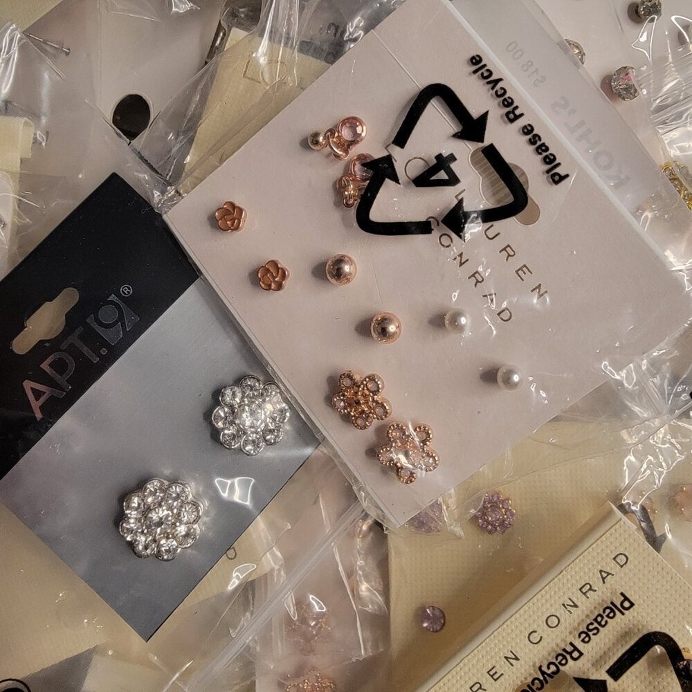 25 Pairs of earrings, New Packaged on cards - Picture 5 of 10